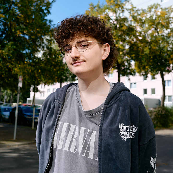 Foto von einem jungen Mann mit Brille und Hoodie.