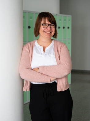 Foto von Frau mit Brille vor hellgr&uuml;nen Spinden