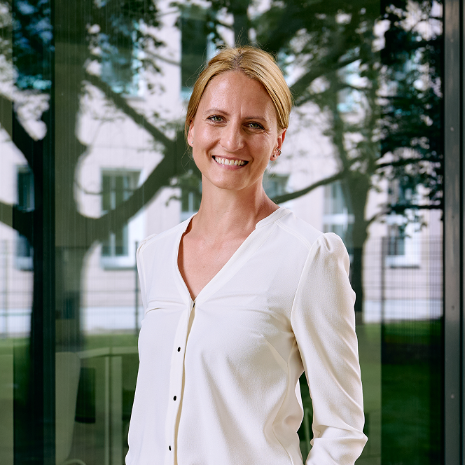 Foto von einer Frau in weißer Bluse.